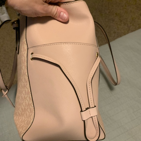 Michael Kors tote and wallet . - Picture 4 of 8